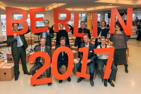 DEKT36-Eroeffnung Deutscher Evangelischer Kirchentag 2017 Veranstalter halten Buchstaben 